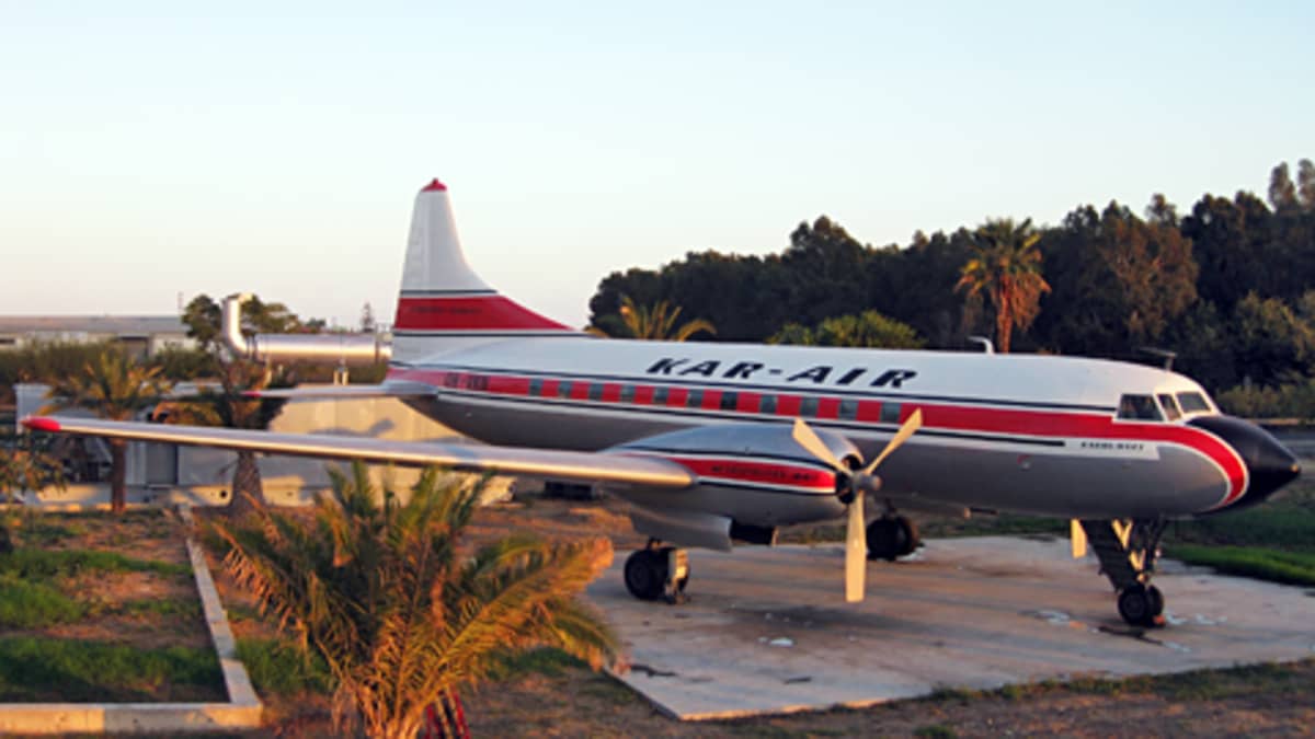 Malagan kentällä oleva Convair Metropolitan 440 -matkustajakone on maalattu Kar-Airin väreihin. 