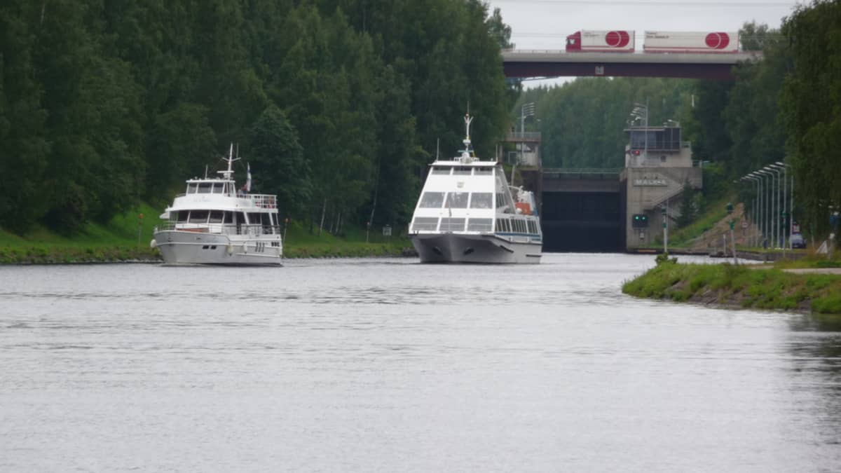 Risteilyliikenne kasvattaa Saimaan kanavan liikennemääriä erityisesti kesäisin. Kuutostie puolestaan on maantieliikenteen keskeinen väylä Etelä-Karjalassa.