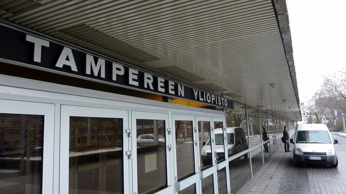 Tampereen yliopiston pääsisäänkäynti