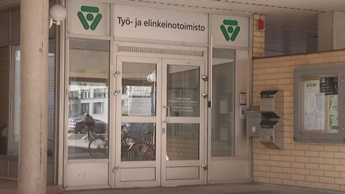 TE-toimistoissa ruuhkaa alkuviikolla | Yle Uutiset