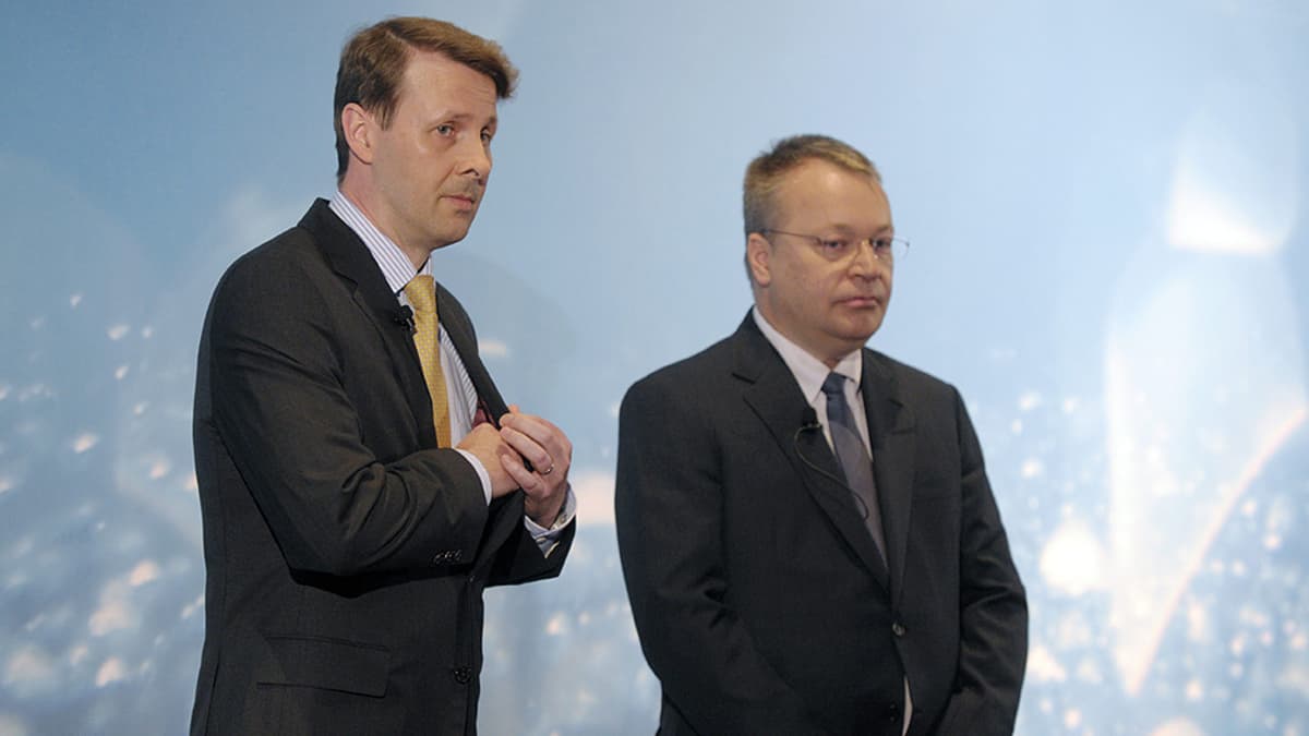 Nokian hallituksen puheenjohtaja Risto Siilasmaa (vas.) ja toimitusjohtaja Stephen Elop lehdistötilaisuudessa ennen yhtiökokouksen alkua.