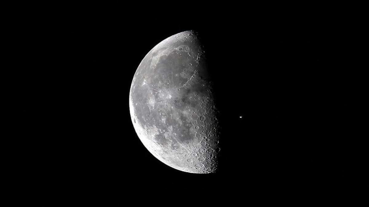 Kuu, ja sen ohitse lentävä kansainvälinen avaruusasema ISS kuvattuna Kennedyn avaruuskeskuksesta Floridasta huhtikuussa 2010.