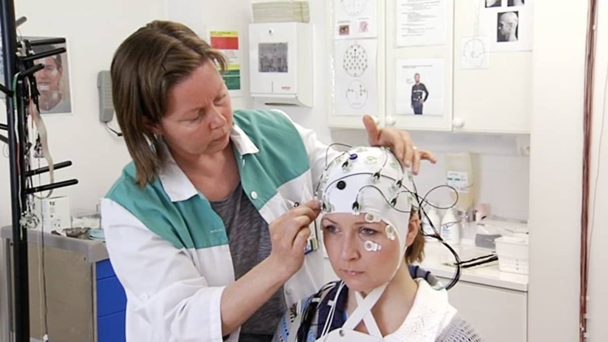 A test subject is fitted with sensors at the Institute of Occupational Health's brain lab.