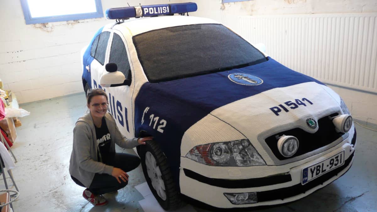 Kuvataiteilija Kaija Papu ja virkattu poliisiauto