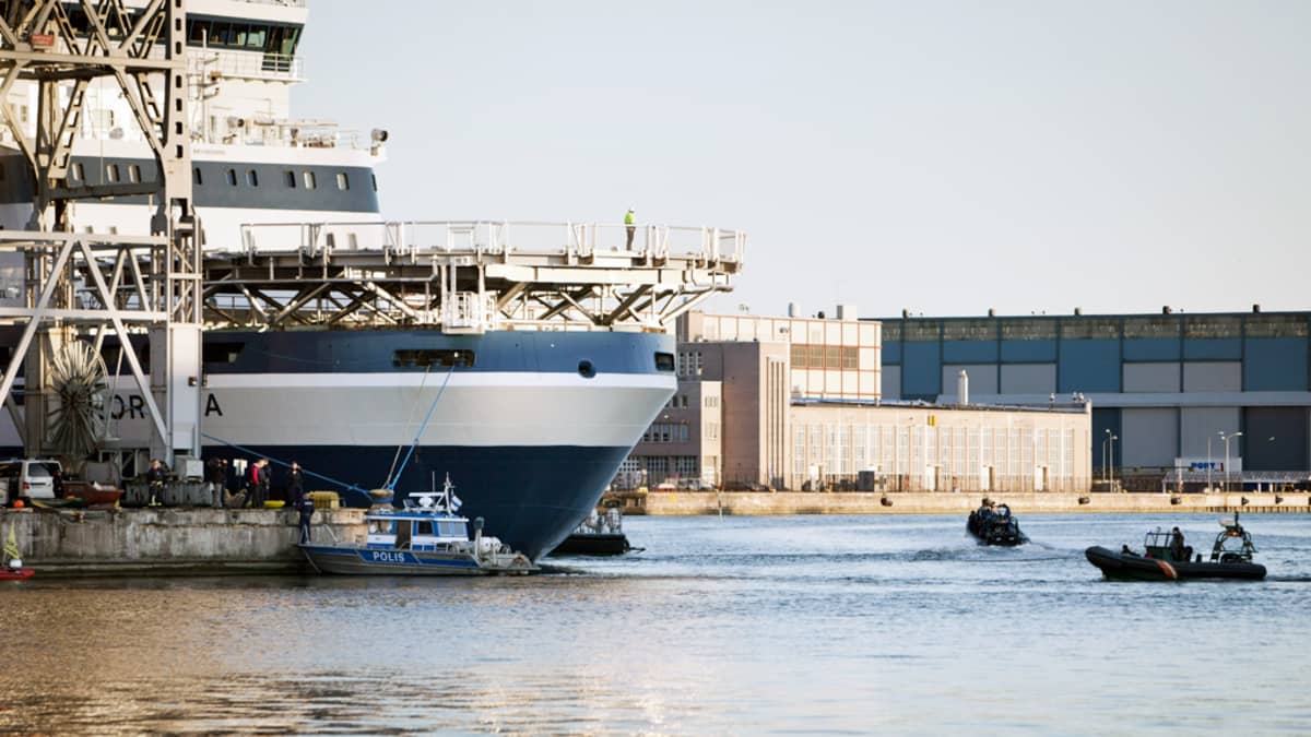 Merivartioston veneitä Shellille vuokratun jäänmurtaja Nordican ympärillä.