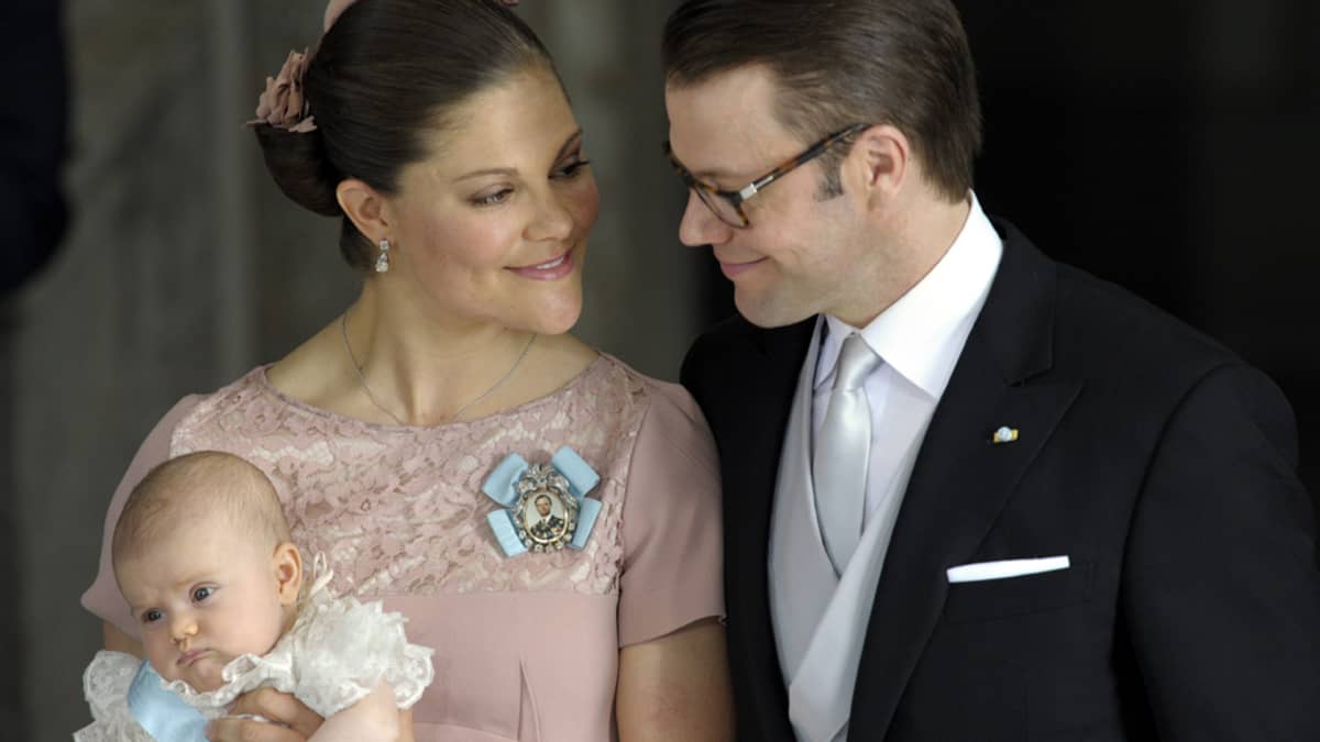 Kruununprinsessa Victoria ja prinssi Daniel Ruotsin sekä prinsessa Estelle kastejuhlassa Tukholman kuninkaalinnan kirkossa 22. toukokuuta 2012. 
