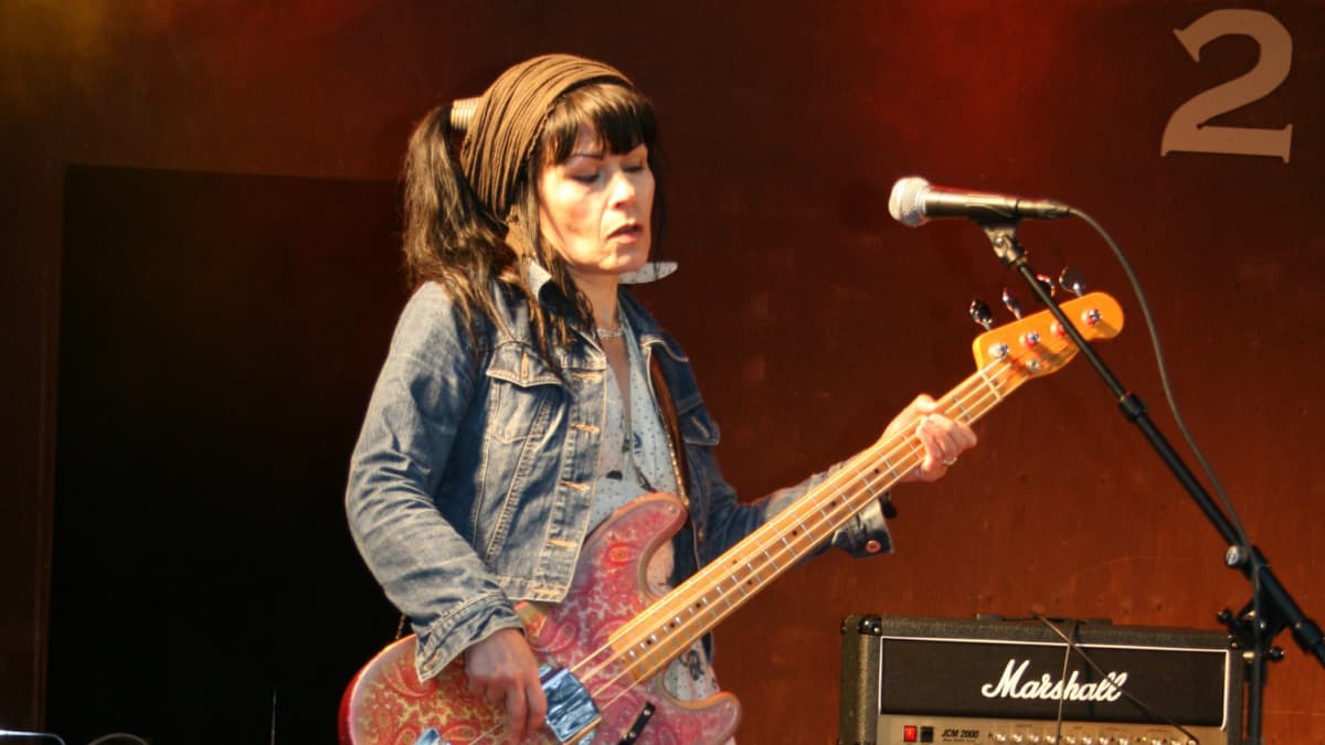Aija Puurtinen eli Honey B esiintymässä Haapavesi Folk -festivaaleilla kesällä 2008