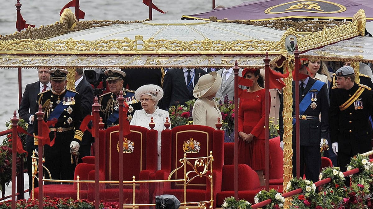 Kuningatar Elizabeth II, prinssi Philip, prinssi Charles sekä muita kuningasperheen jäseniä kuninkaallisella aluksella Thamesjoella 2015.