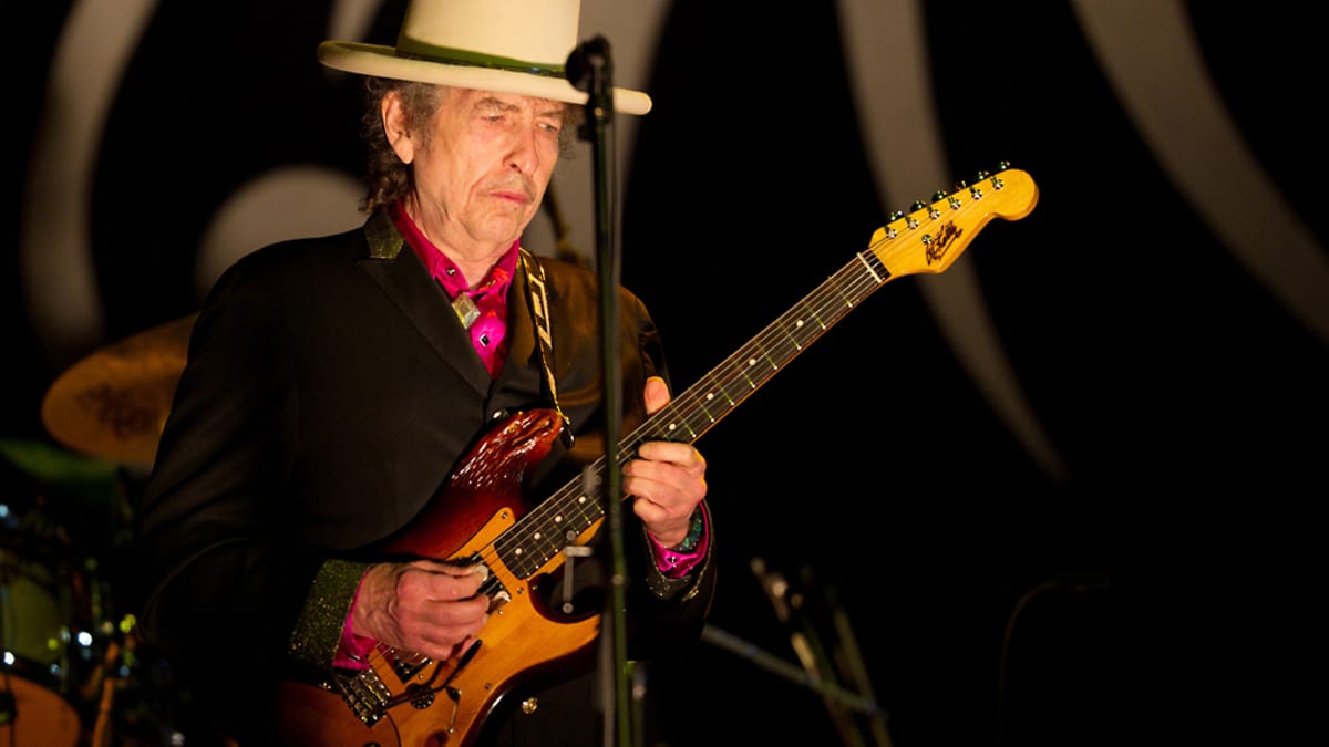 Bob Dylan soittaa kitaraa.