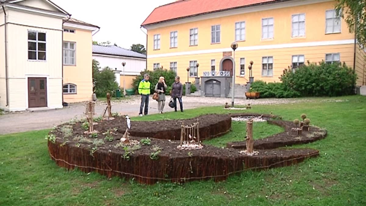 Aallokon mallinen kasvitaideteos Roosin talon pihassa Kokkolassa