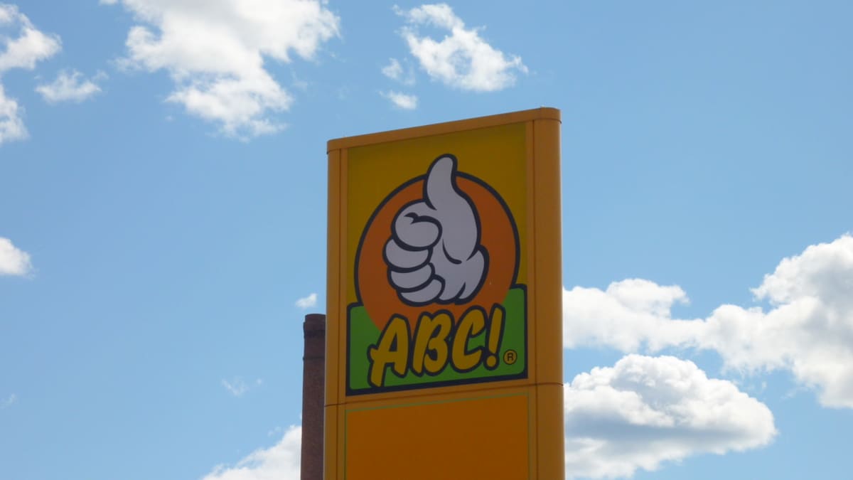 ABC:n logo mainospylväässä