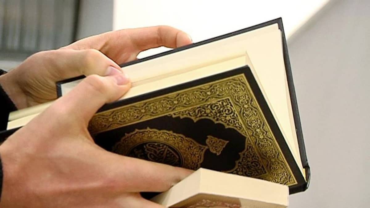 Henkilö selaa Koraania.