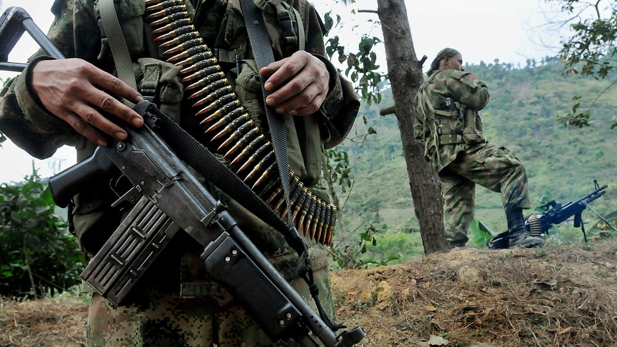 Separatistiryhmä FARC:n jäseniä partioimassa lähellä tietä Keski-Kolumbiassa.