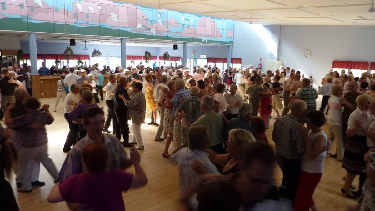 Naapurinvaaralla on tanssittu juhannuksena jo 60 vuotta – ilman  talkoolaisia se ei onnistuisi | Yle Uutiset