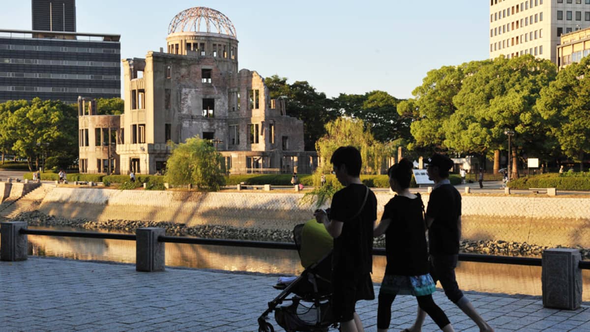 Hirsohiman atomipommien uhrien muistomerkki Japanissa. 