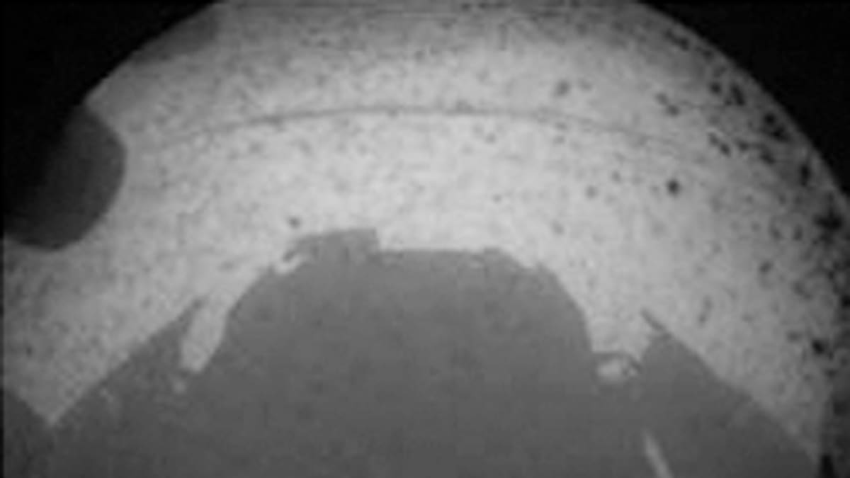 Yksi ensimmäisistä Curiosity-mönkijän Marsista lähettämistä valokuvista. 
