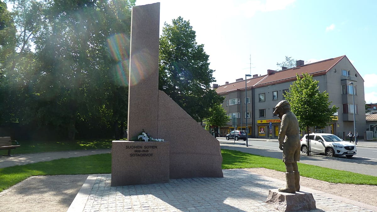 Lappeenrannassa elokuussa 2012 paljastettu Sotaorpopatsas.