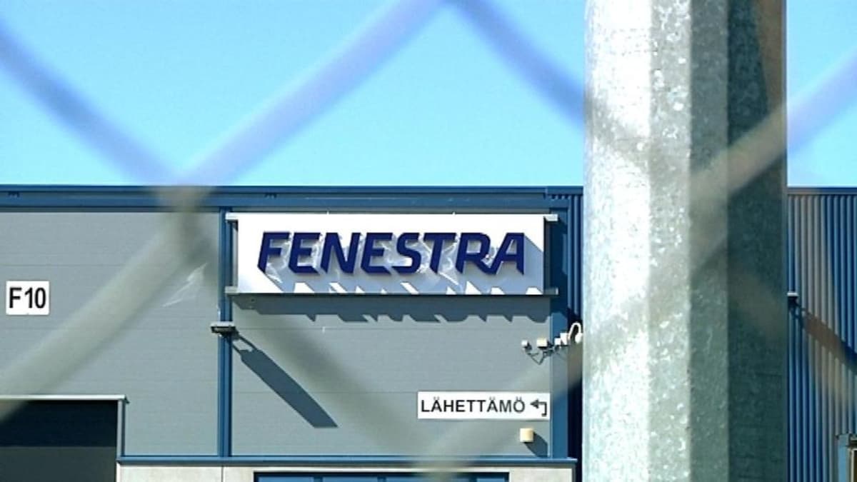 Fenestran logo verkkoaidan takaa kuvattuna