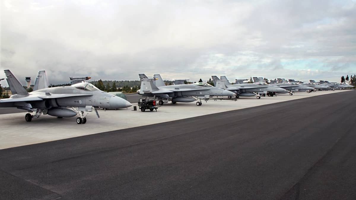 Yhdeksän F-18 Hornet -konetta rivissä