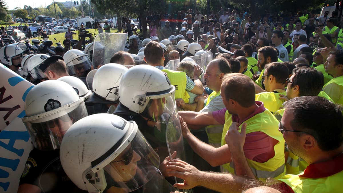 Poliisit nujakoivat mellakkapoliisin kanssa Kreikassa