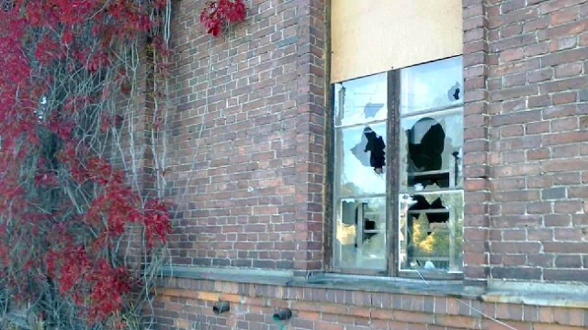 Rikottu ikkuna Mytäjäisten varikon rakennuksessa.