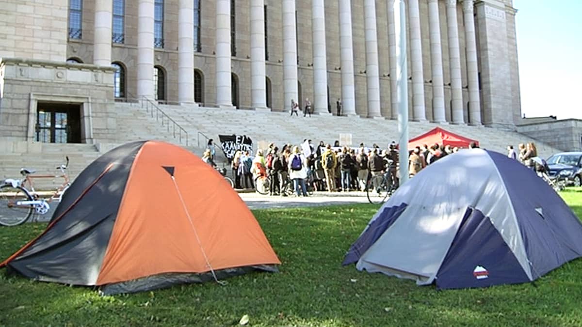 Mielenosoitus eduskuntatalon edustalle leiriytyneiden afganistanilaisten turvapaikanhakijoiden puolesta.