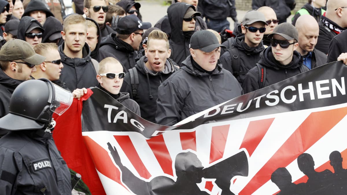 Saksalaiset äärioikeiston kannattajat marssivat Hampurissa 