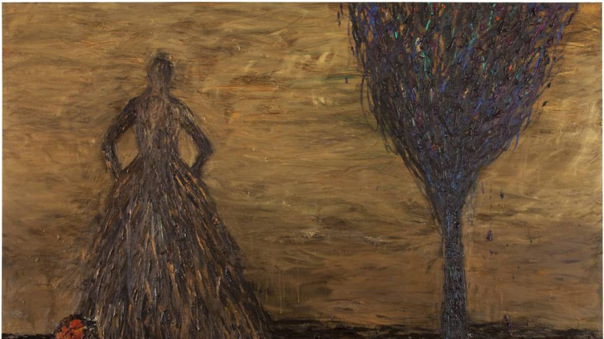 Kuvassa on nainen, jonka hameen alaosaan on kiinnittynyt leppäkerttu. Naisen ja puun taustaa valaisee kullankeltainen taivas.