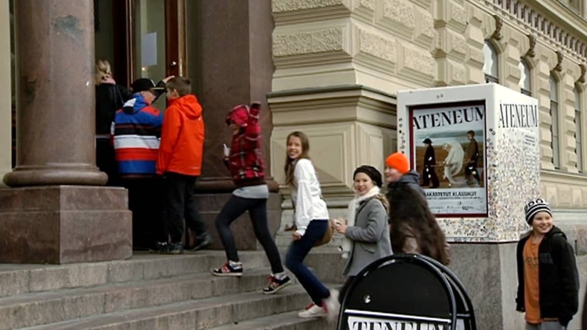 School students entering Ateneum Art Museum. 