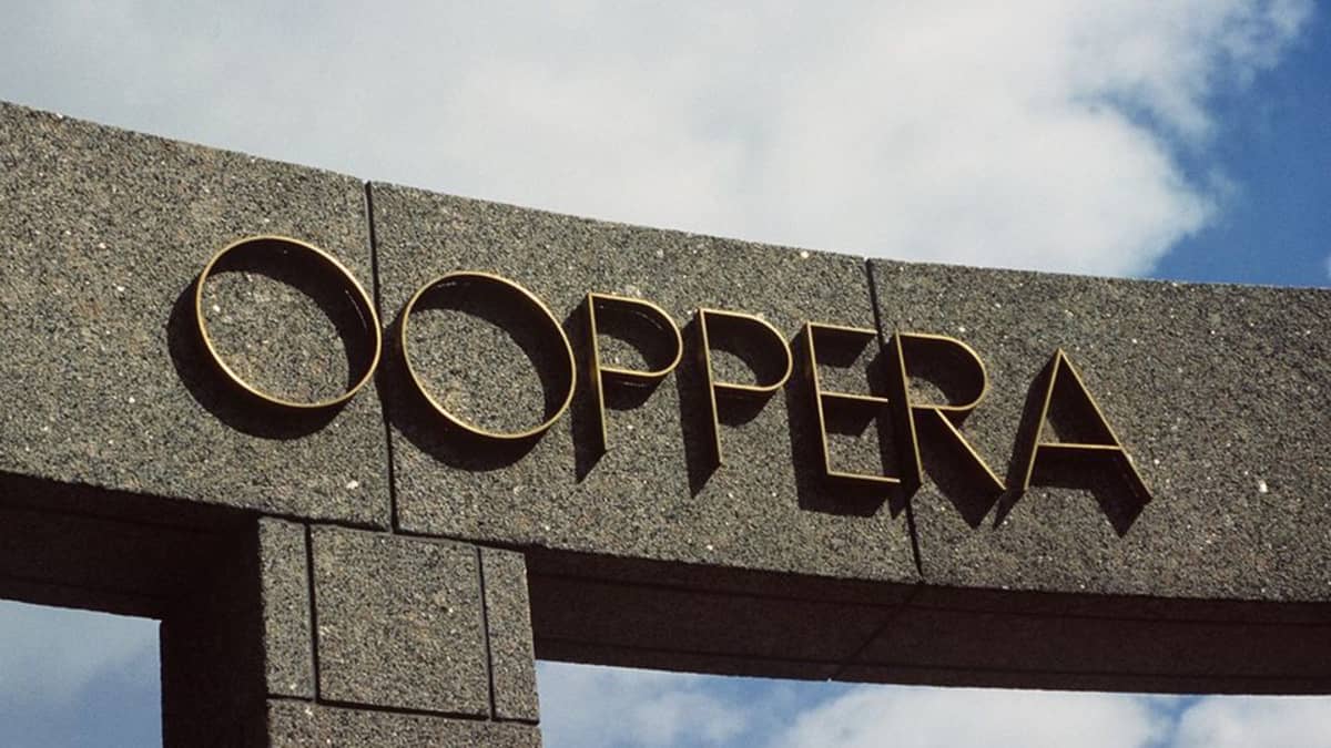 Suomen Kansallisooppera ja oopperatalon portti, jossa sana "Ooppera" kohokirjaimin.