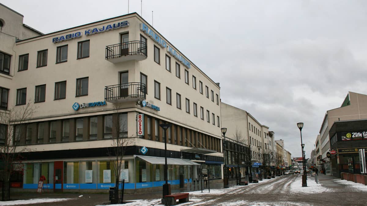 Radio Kajauksen toimitus sijaitsee Raatihuoneentorin nurkassa.