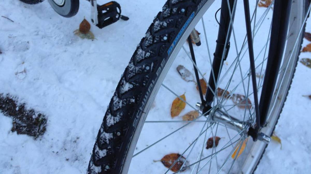 Polkupyörän nastarengas lumisella tiellä