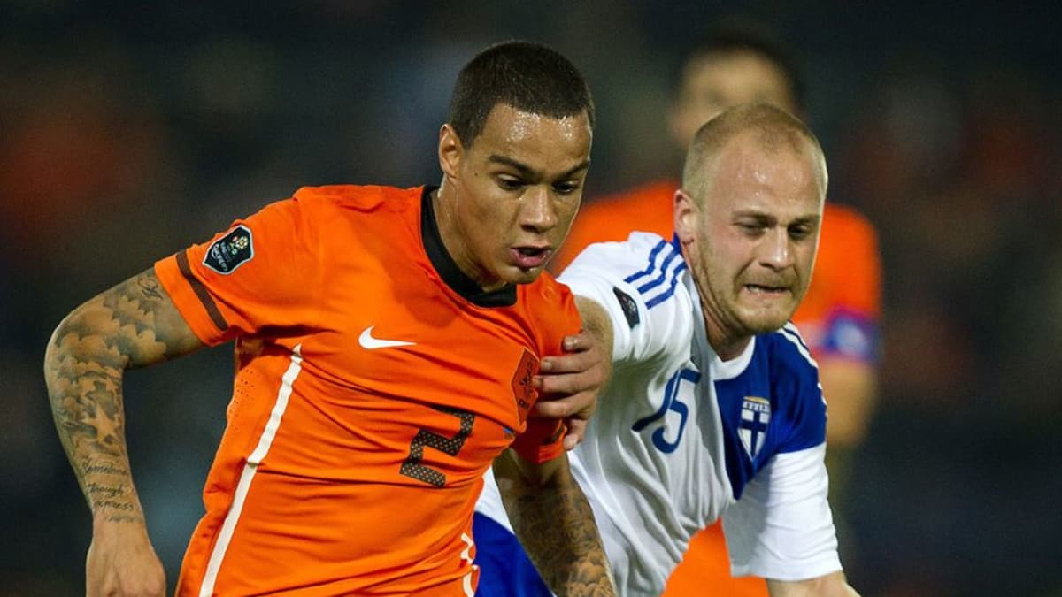 Hollannin Gregory van der Wiel ja Suomen Daniel Sjölund taistelussa