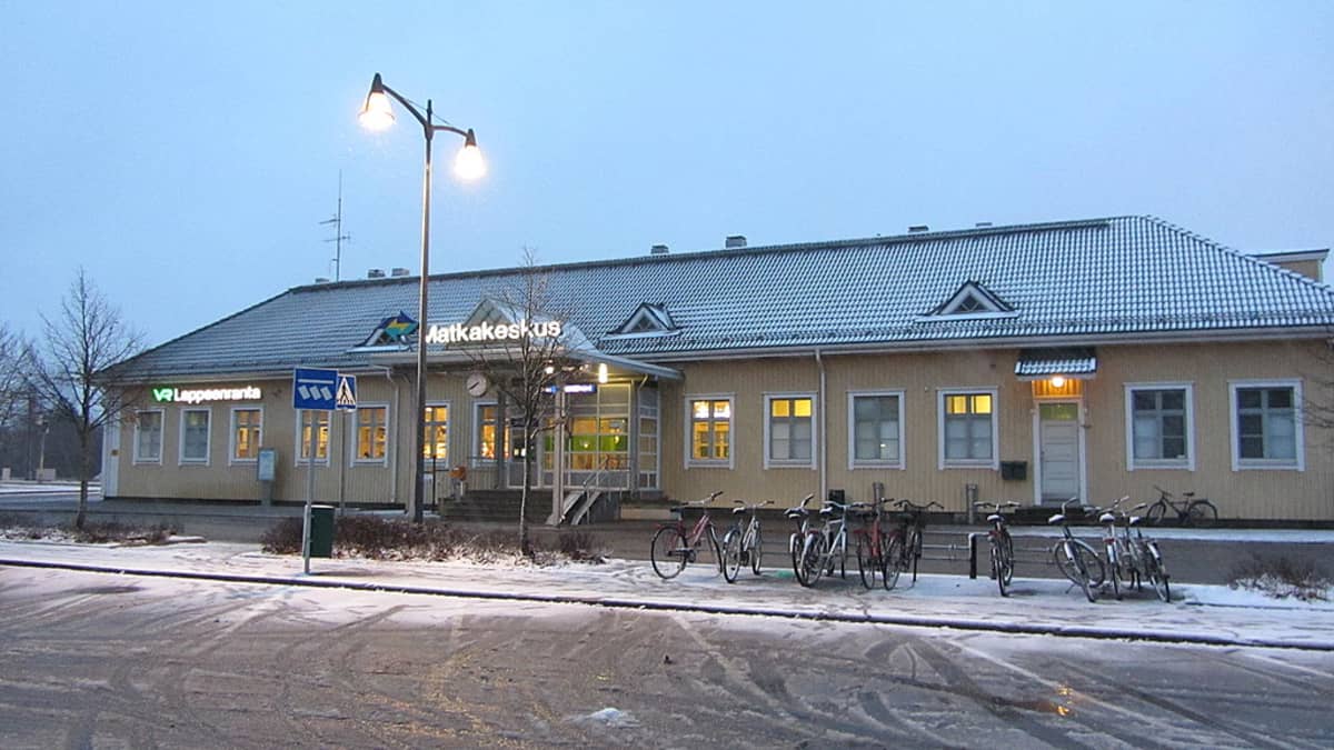 Rautatielle laitetut autonrenkaat pysäyttivät junan Karjalan radalla | Yle  Uutiset