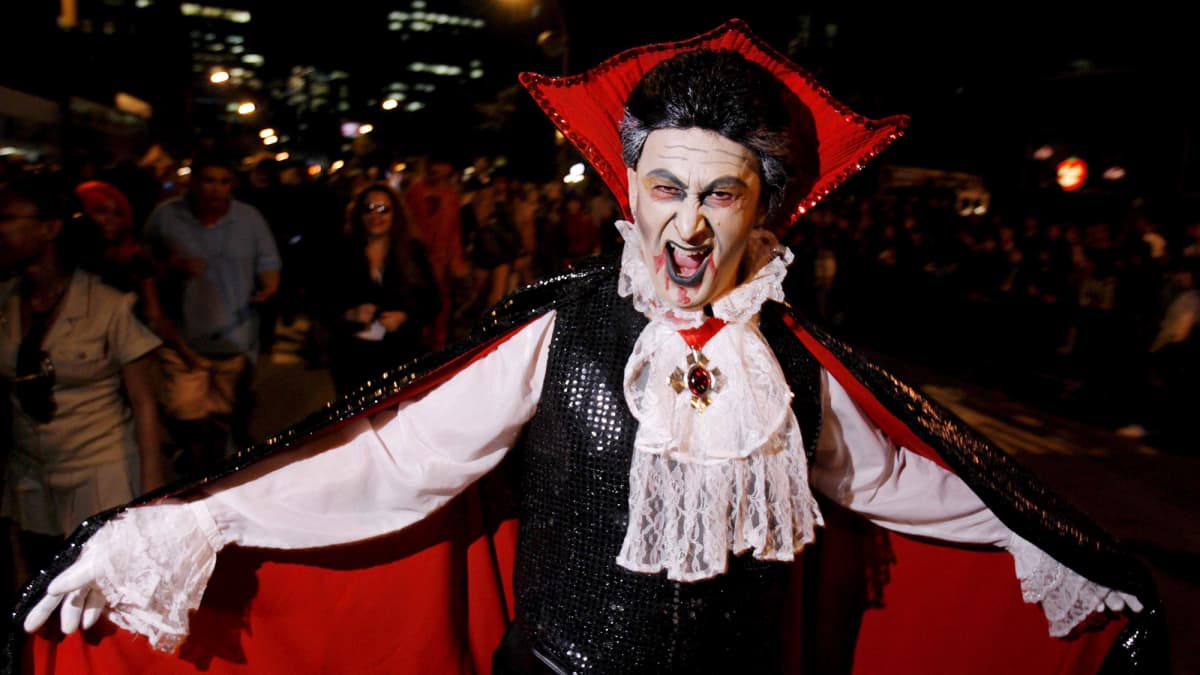 Vampyyriksi pukeutunut mies New Yorkin halloween-tapahtumassa.