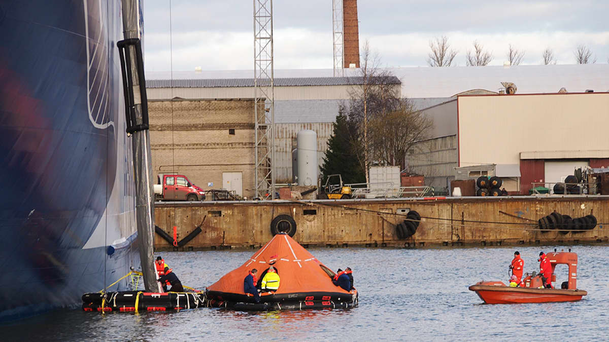 Pelastusveneitä MS Finlandian vierellä sekä ns. pelastussukka laivan kyljessä Tallinnan satamassa pelastusharjoituksen aikana.