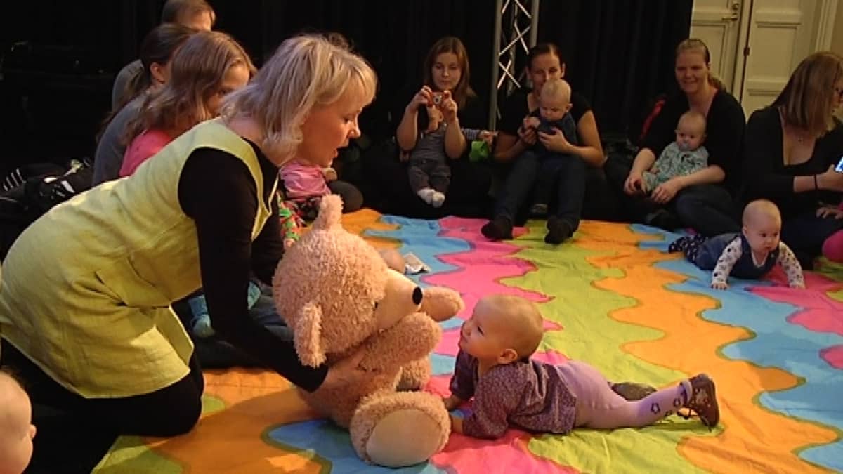 Vauvoja ja vanhempia Nalle Nappisilmä -konsertissa.