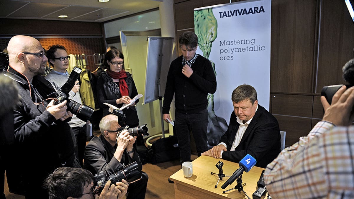 Talvivaaran toimitusjohtaja Pekka Perä toimittajien ja kuvaajien ympäröimänä tiedotustilaisuudessa.