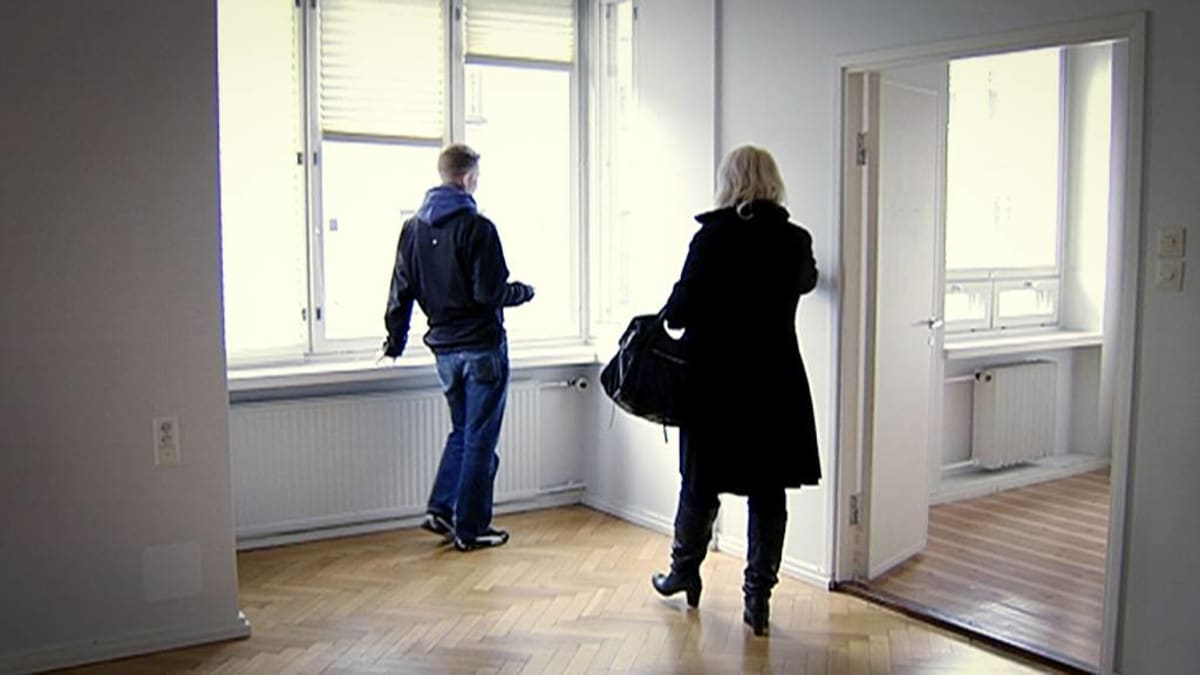 MIes katselee ikkunasta ulos asuntonäytössä. Tutkimuksen mukaan Suomessa asuntolainan keskimääräinen koko on vajaat 107 000 euroa.