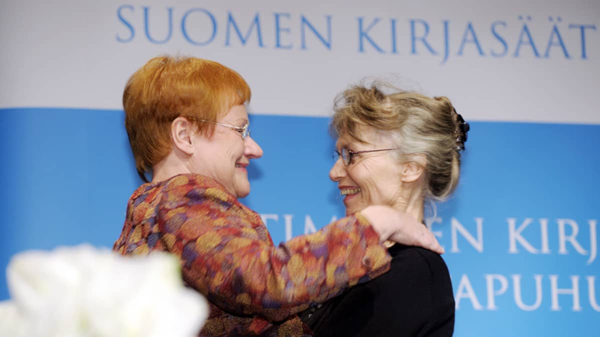 Kirjailija Ulla-Lena Lundberg  ja presidentti Tarja Halonen halaavat palkintojenjakotilaisuudessa Helsingissä. 