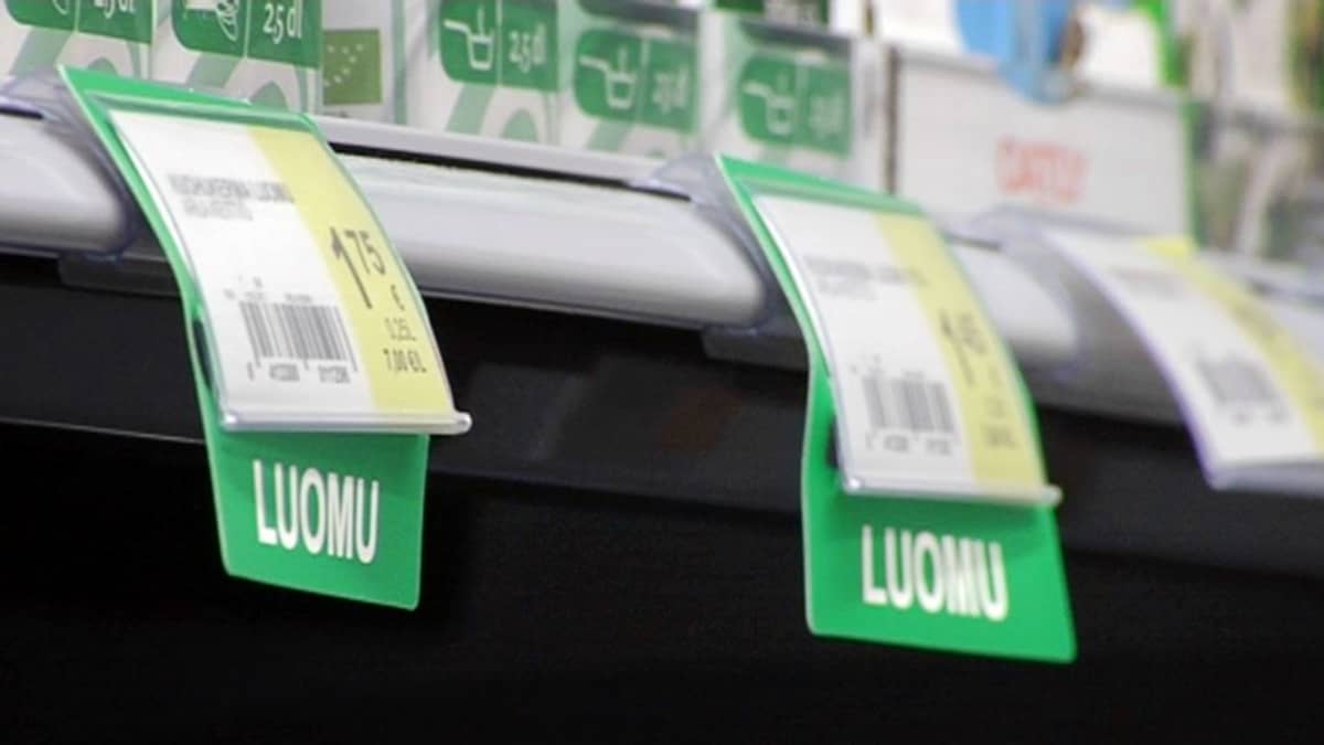 Luomutuotteita kaupan hyllyssä.