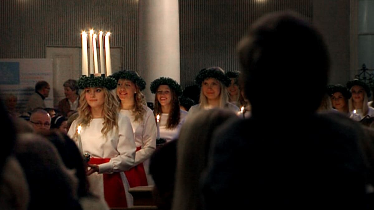Julia Hanhikoski kruunattiin tämän vuoden Lucia-neidoksi Helsingin tuomiokirkossa.