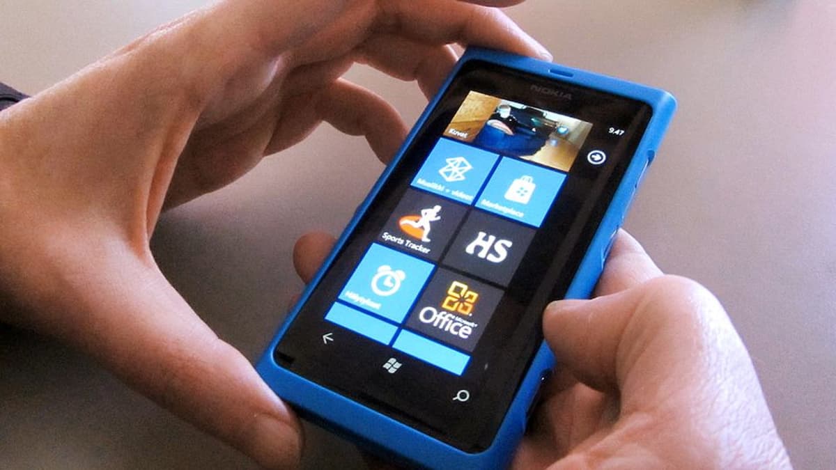 Henkilö pitelee Lumia 800 -puhelinta.