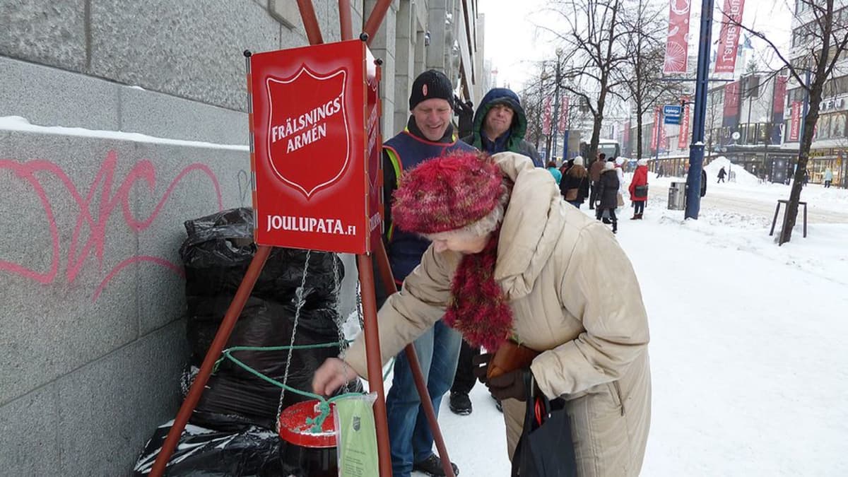 Vapaaehtoinen patavahti Ari Akkila kiittää lahjoituksesta Oululaisen kulmalla