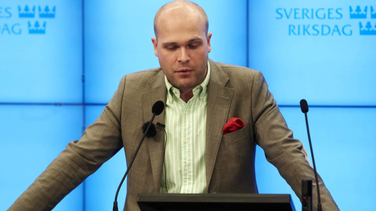 Ruotsidemokraattien Erik Almqvist tiedotustilaisuudessa 14. joulukuuta Tukholmassa.