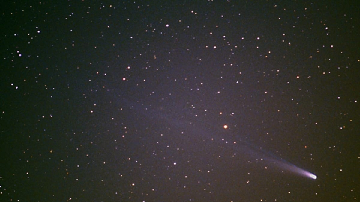 Komeetta Ikeya-Zhang tähtitaivaalla.