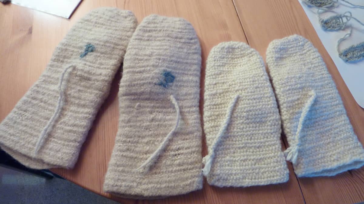 Kahdet neulakintaat vierekkäin.