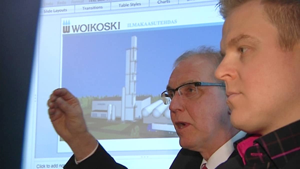 Toimitusjohtaja Kalevi Korjala ja projektipäällikkö Erkka Hautanen, taustalla kuva uudesta tehtaasta.