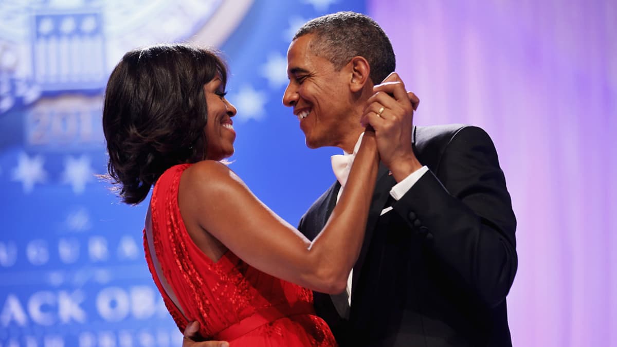 Barack ja Michelle Obama tanssivat.