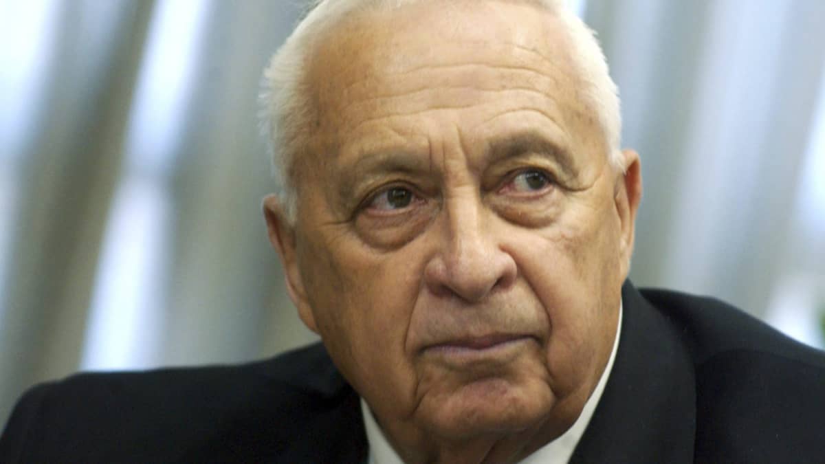 Ariel Sharon vuonna 2004.